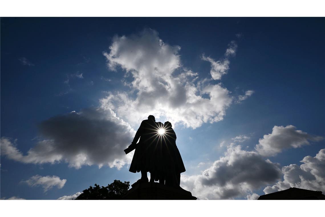 Bilder des Tages Wolken ziehen über das Goethe- und Schiller-Denkmal in Weimar.