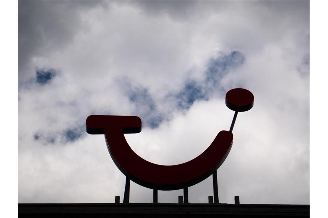 Wolken ziehen über den Firmensitz der Tui Group hinweg. Bei Tui zittern viele Mitarbeiter, das Reisegeschäft liegt am Boden. Foto: Julian Stratenschulte/dpa