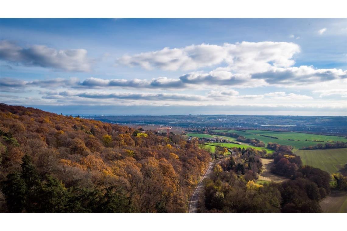 Wolken ziehen über den herbstlichen Rheingau hinweg.
