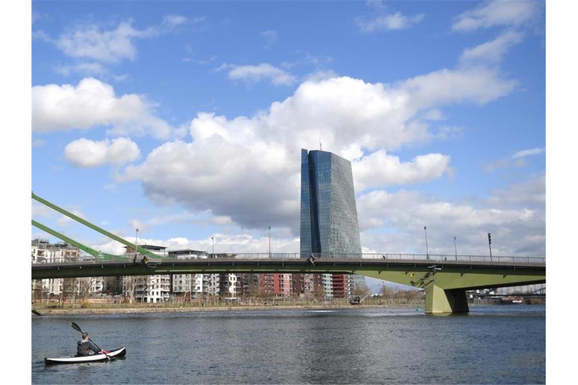 Wolken ziehen über der Zentrale der Europäischen Zentralbank (EZB) im Frankfurter Osten hinweg. Foto: Arne Dedert