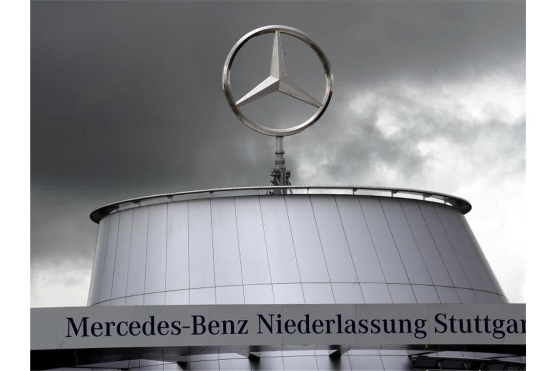 Wolken ziehen über die Mercedes-Benz Niederlassung in Stuttgart. Foto: Norbert Försterling/Archivbild