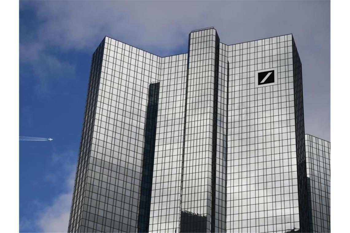 Deutsche Bank steigert Quartalsgewinn Wolken ziehen über die Zentrale der Deutschen Bank in Frankfurt. Foto: Arne Dedert/dpa