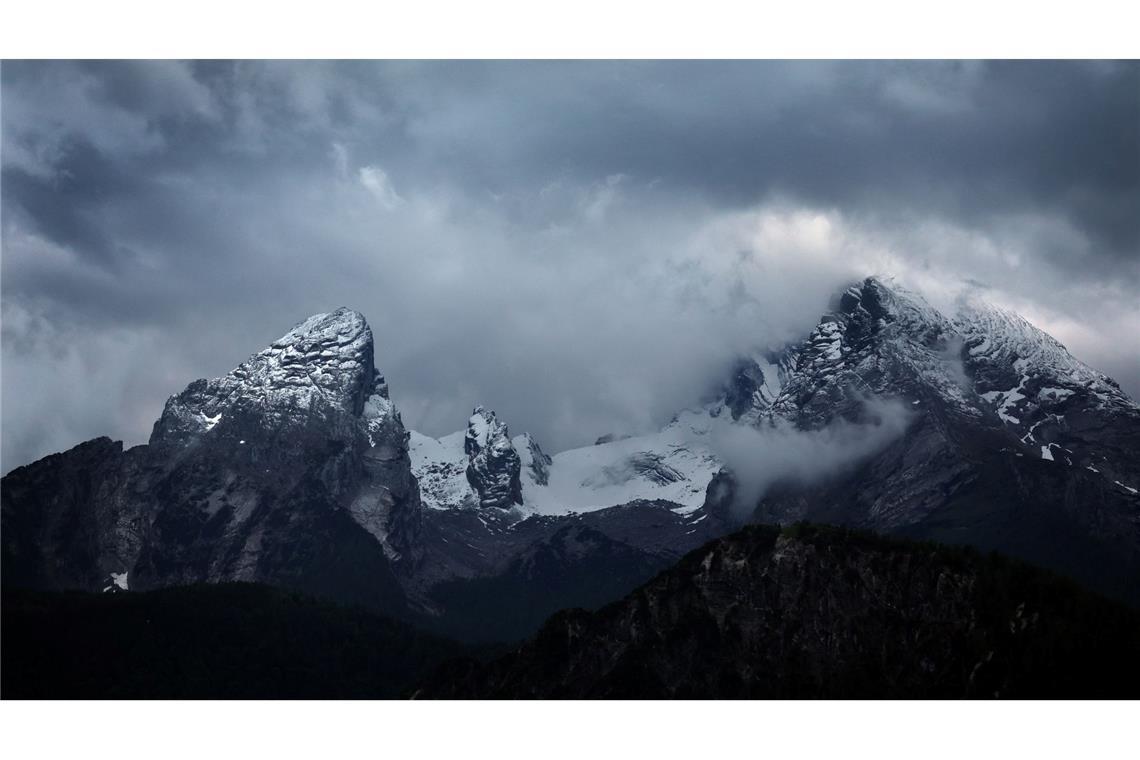 Wolkenverhangen ist der schneebedeckte Watzmann.