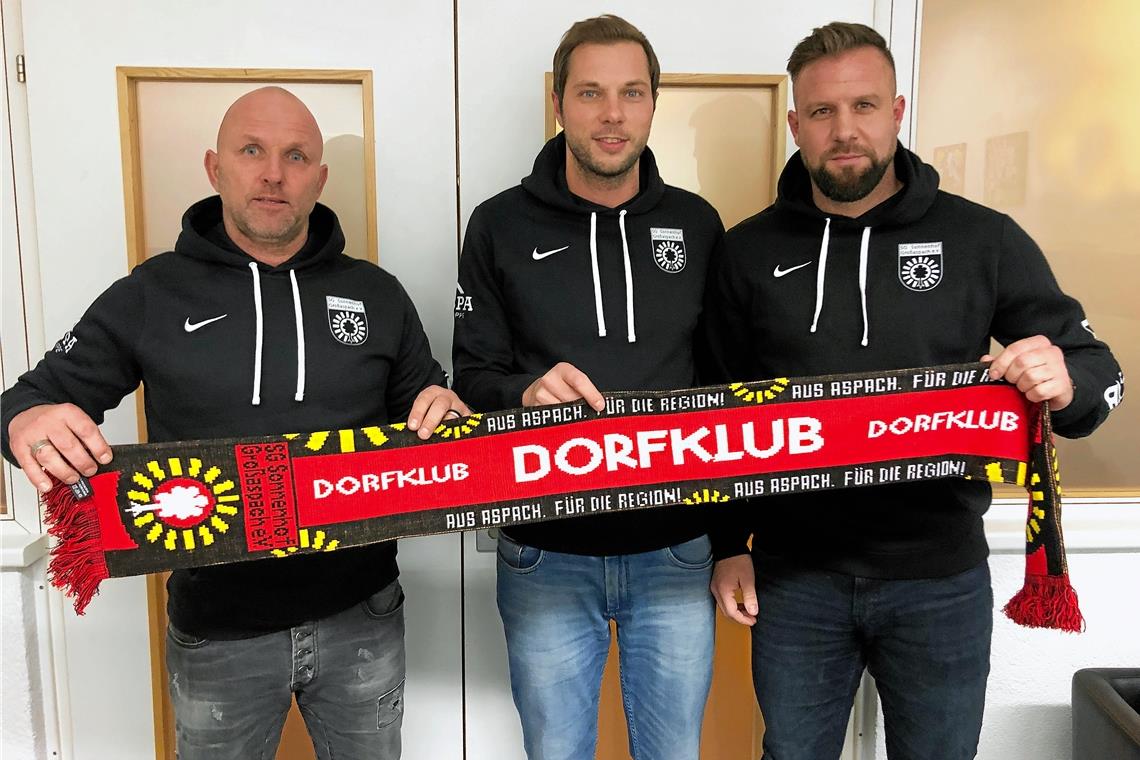 Wollen Aspach in der Dritten Liga halten (von links): Cheftrainer Mike Sadlo, Vorstandsmitglied Michael Ferber und Trainer Heiner Backhaus. Foto: Verein