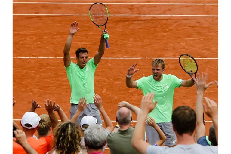 Wollen auch nach dem Doppel-Finale in Paris Grund zum Jubel haben: Kevin Krawietz (r) und Andreas Mies. Foto: Frank Molter