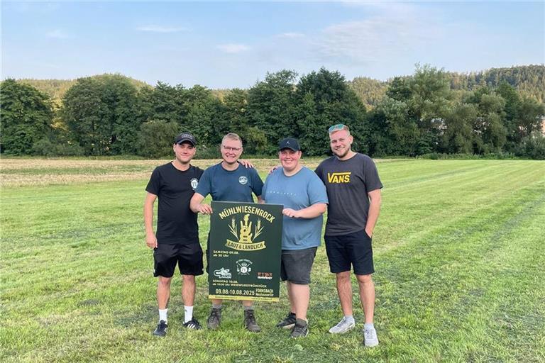 Wollen auf einer Wiese in Fornsbach mehr Livemusik ins Murrtal bringen (von links): Simon Matti und Marius Bay, Vorstände des Beilsbacher Hüttenclubs, sowie Dennis Wurst und Benjamin Mangold, Vorstände des Jugendclubs Fornsbach. Foto: privat