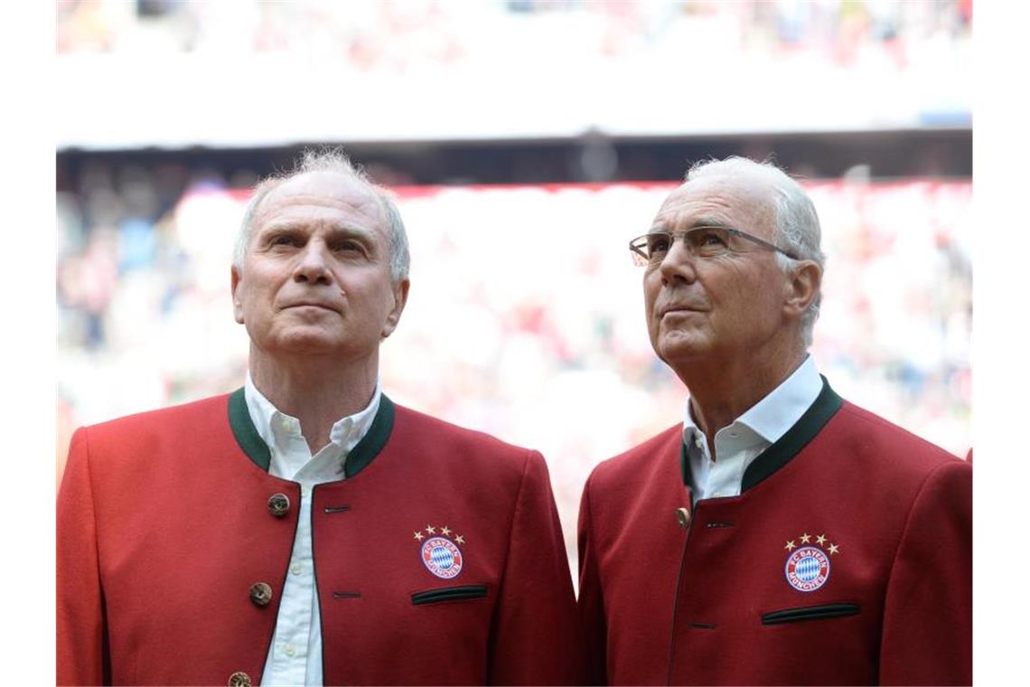 Wollen Bayerns Geisterspiel gegen Frankfurt live im Stadion verfolgen: Uli Hoeneß (l) und Franz Beckenbauer. Foto: picture alliance / dpa