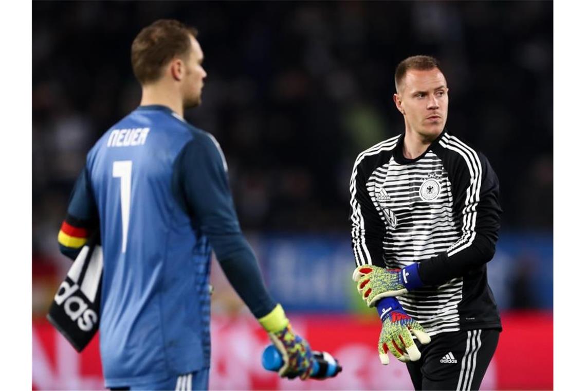 Ter Stegen kontert Neuers Aussagen: „Unpassend“ Wollen beide im Tor der Nationalmannschaft stehen: Manuel Neuer (l) und Marc-André ter Stegen. Foto: Christian Charisius
