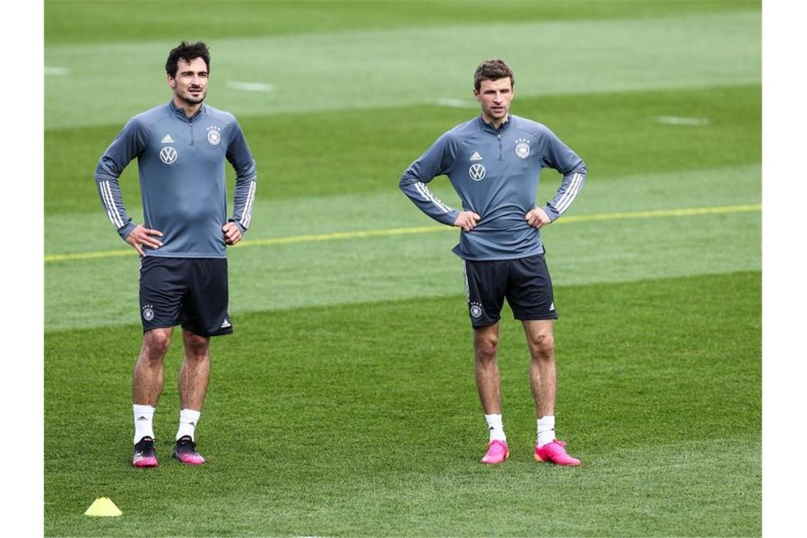 Wollen beweisen, dass sie noch immer zu den Besten gehören: Mats Hummels (l) und Thomas Müller. Foto: Christian Charisius/dpa