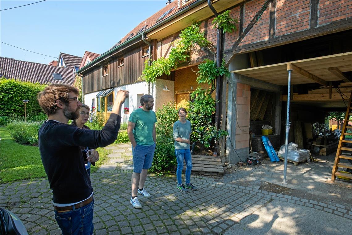 Wollen den alten Bestand der Scheune, die sie zu Wohnungen umbauen, in Teilen erhalten: Andreas Enssle (links), seine Schwester Elena (rechts) und ihr Mann Markus Kurz erläutern Andrea Gromball von der Stadtverwaltung Backnang, dass alte Balken und Mauern bei ihrem Bauprojekt am Ortseingang von Oberschöntal konserviert werden sollen. Fotos: A. Becher