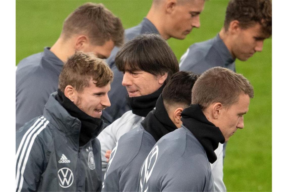 Löw-Team will Nordirland-Showdown verhindern Wollen einen Showdown gegen Nordirland unbedingt verhindern: Bundestrainer Joachim Löw und seine Nationalspieler. Foto: Federico Gambarini/dpa