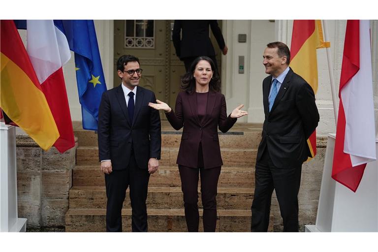 Wollen gegen Desinformation vorgehen: Deutschland Außenministerin Annalena Baerbock mit ihrem französischen Amtskollegen Stéphane Séjourné (l) und Radosław Sikorski aus Polen.