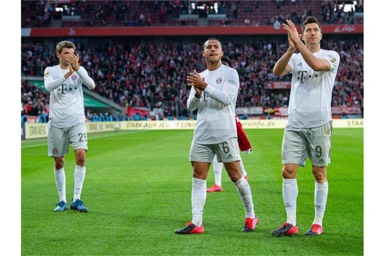 Wollen im Freitagsspiel der Bundesliga gegen den SC Paderborn vorlegen: Tabellenführer Bayern München. Foto: Guido Kirchner/dpa