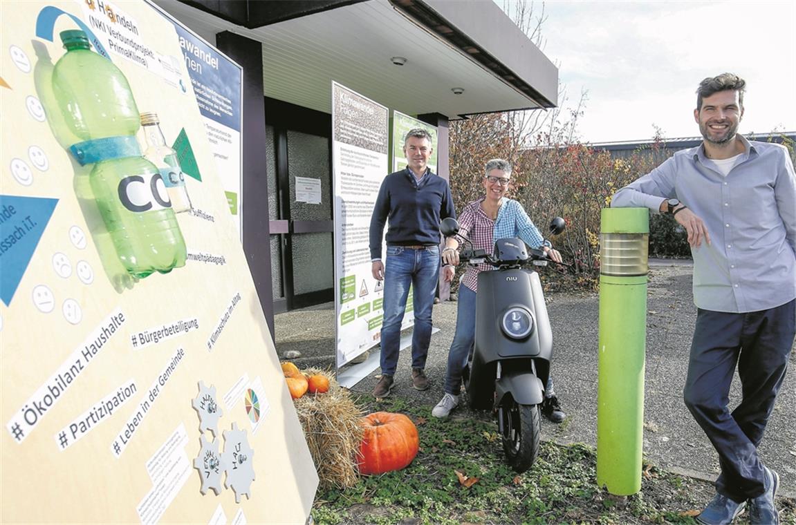 Wollen mit dem gemeinsamen Projekt durchstarten (von links): Bürgermeister Ian Schölzel, Silke Müller-Zimmermann vom Verein Weissach Klimaschutz konkret auf dem Elektroroller und Roland Rauleder vom Kreisjugendring Rems-Murr. Foto: A. Becher