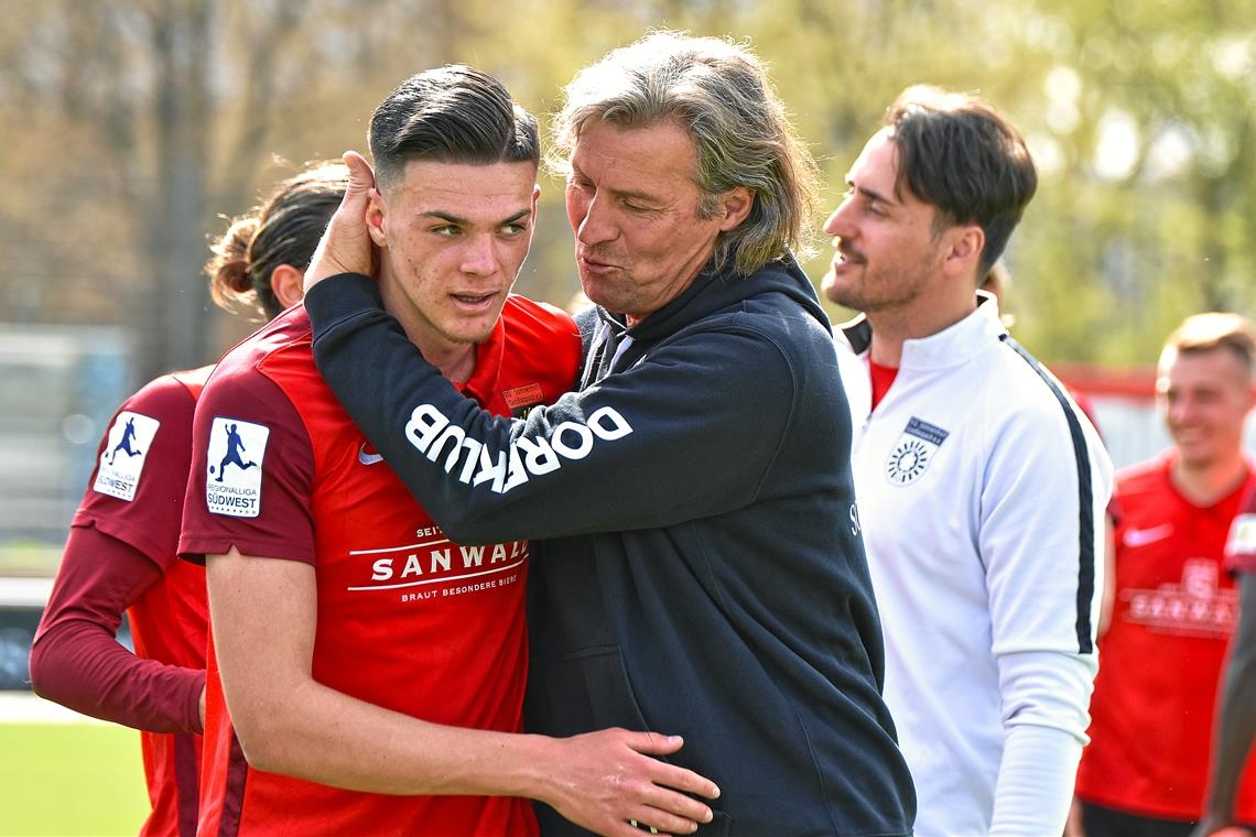 Wollen morgen mit Großaspachs Elf den zweiten Sieg in Folge bejubeln: Torjäger Marvin Cuni und Trainer Walter Thomae. Foto: T. Sellmaier