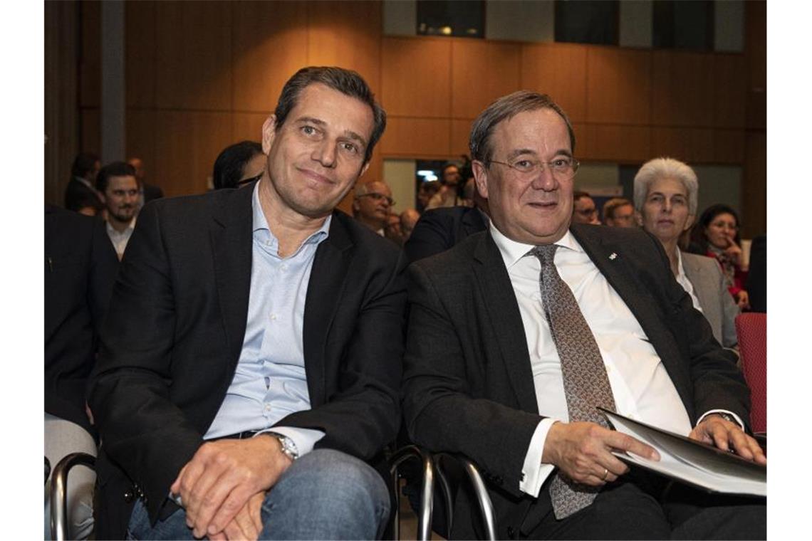 NRW macht Druck: „Bis Tokio“ Klarheit über Olympia-Bewerbung Wollen Olympia 2032 nach NRW holen: Sportmanager Michael Mronz (l) und Ministerpräsident Armin Laschet. Foto: Fabian Sommer/dpa