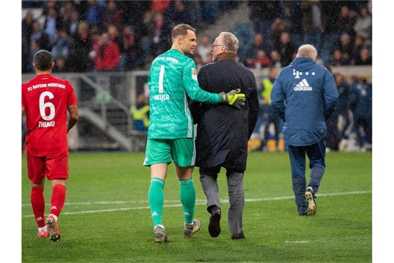 Wollen sich zeitnah über eine Vertragsverlängerung einigen: Manuel Neuer (2.v.l.) und Bayern-Vorstandschef Karl-Heinz Rummenigge. Foto: Tom Weller/dpa