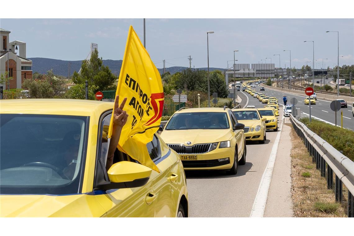 48-stündiger Taxi-Streik in Athen Wollen unter anderem gegen Uber ankämpfen: Streikende Taxifahrer in Athen.