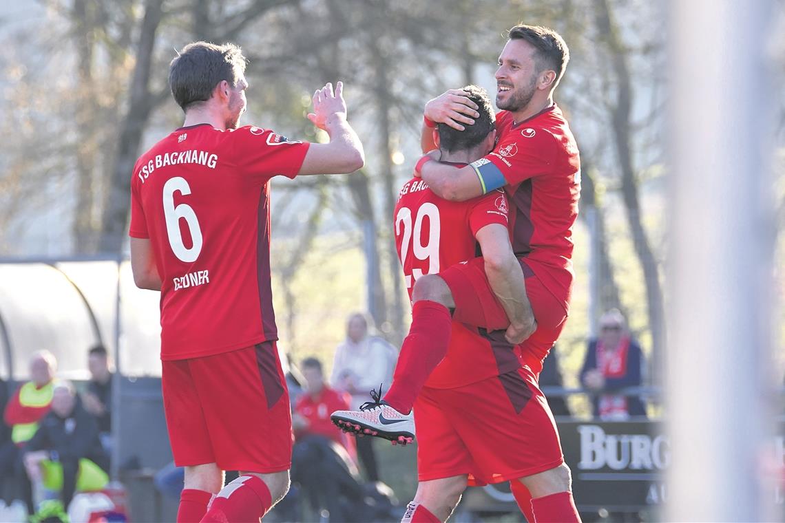 Nächstes Ziel: Viertletzten Platz festigen Wollen wie beim 5:0 gegen Spielberg auch in Reutlingen jubeln: Julian Geldner, Michele Varallo und Mario Marinic (von links).Foto: T. Sellmaier