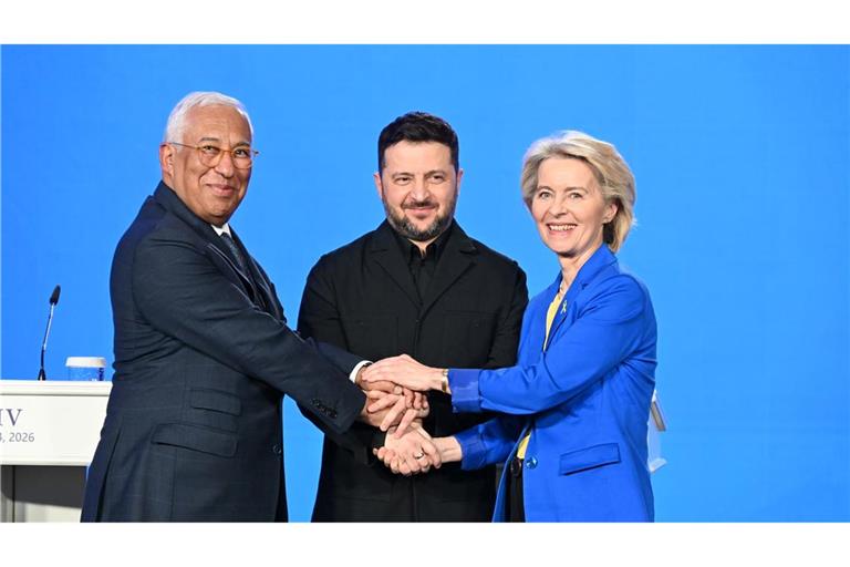Wollten im Aufnahmeprozess für die Ukraine eigentlich schon viel weiter sein: Der ukrainische Präsident Wolodymyr Selenskyj, EU-Kommissionspräsidentin Ursula von der Leyen und EU-Ratspräsident António Costa. (Archivbild)