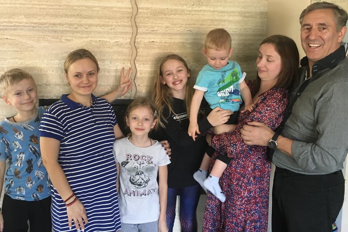 Ehemaliger Backnanger hilft in Polen Wolodymir, Zhana und Karolina (von links nach rechts) sind aus der Ukraine geflüchtet. Sie sind in Polen bei der Familie des Altbacknangers Manfred Haerer untergekommen. Links von ihm ist seine Frau Jadwiga mit dem Sohn Antoni Hans und der Tochter Julia. Foto: privat