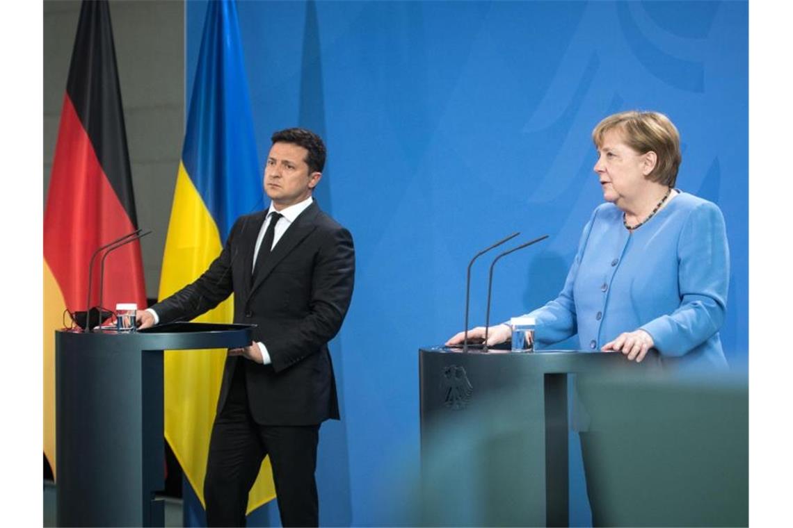 Wolodymyr Selenskyi, Präsident der Ukraine, und Bundeskanzlerin Angela Merkel (CDU) geben vor ihrem Gespräch ein Pressestatement. Foto: Stefanie Loos/AFP POOL/dpa