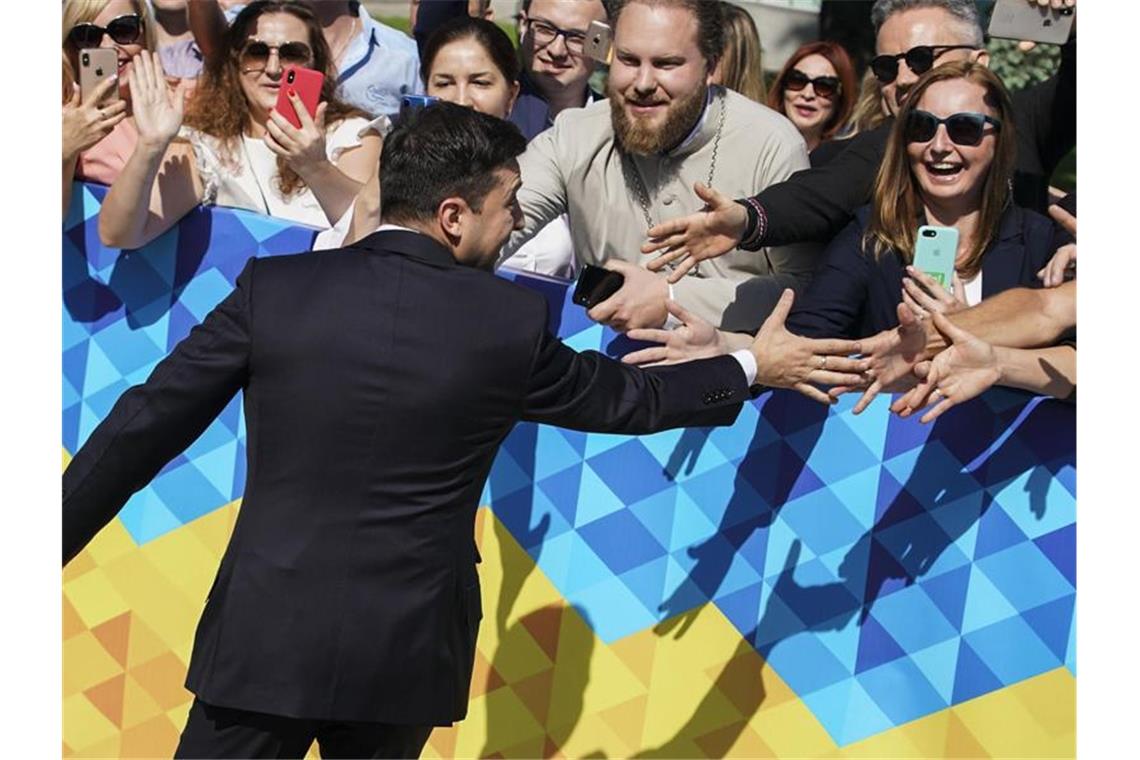 Neuer Präsident Selenskyj löst ukrainisches Parlament auf Wolodymyr Selenskyj begrüßt Anhänger auf dem Weg zu seiner Vereidigung. Foto: Evgeniy Maloletka/AP