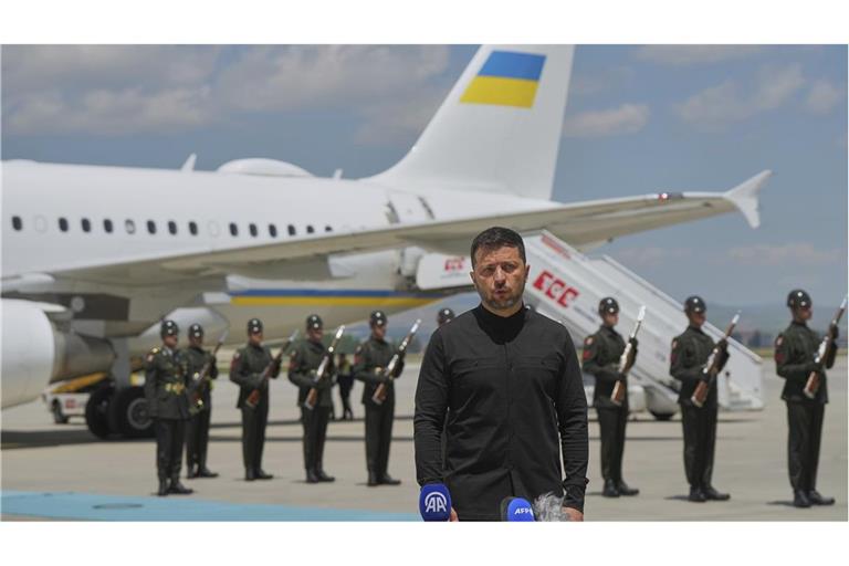 Wolodymyr Selenskyj bei seiner Ankunft am Flughafen in Ankara