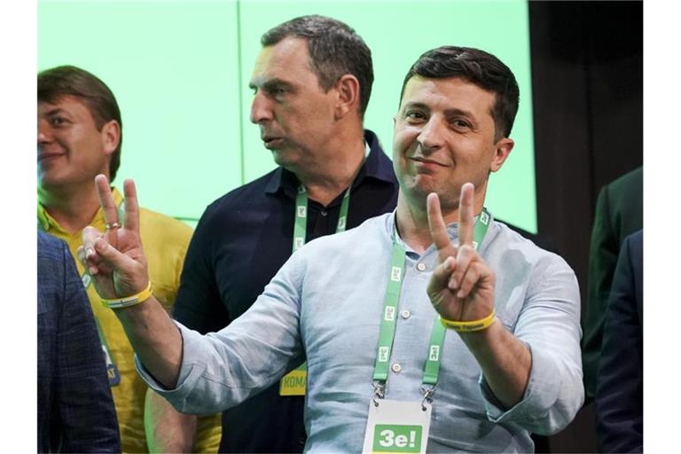 Wolodymyr Selenskyj feiert das Ergebnis der ukrainischen Parlamentswahl. Foto: Evgeniy Maloletka/AP