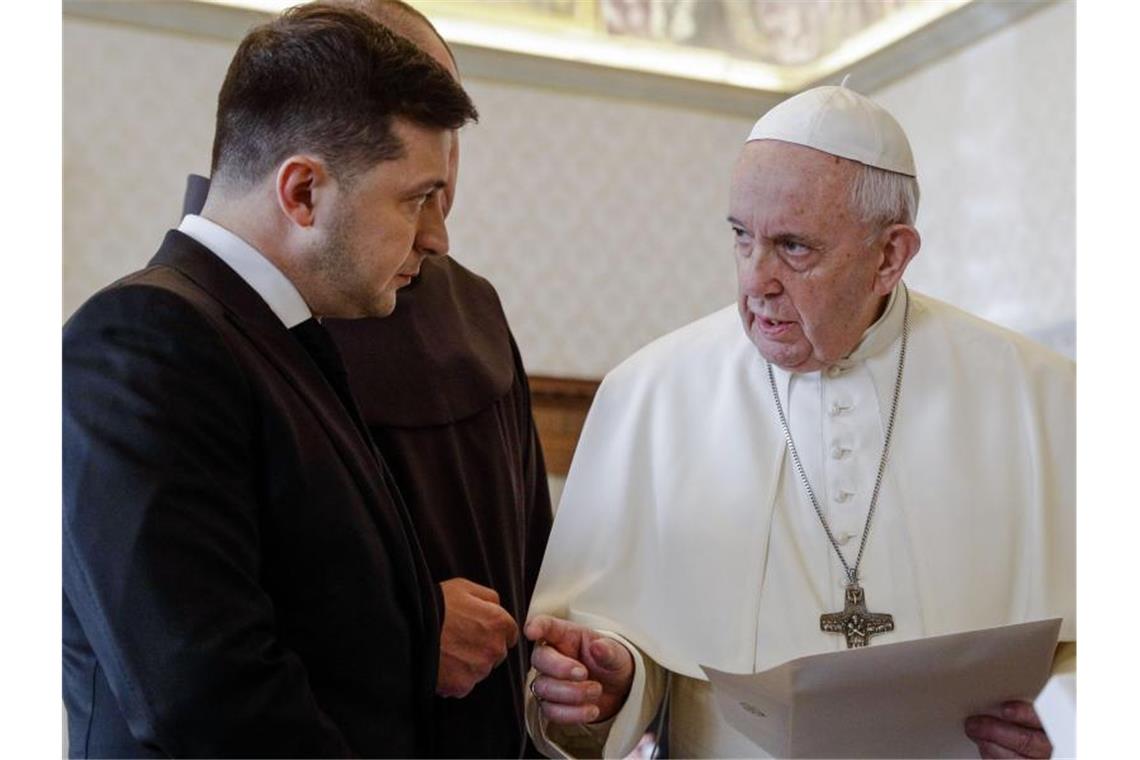 Selenskyj lädt Papst Franziskus in die Ukraine ein Wolodymyr Selenskyj hat mit Papst Franziskus telefoniert. Foto: Gregorio Borgia/AP/dpa