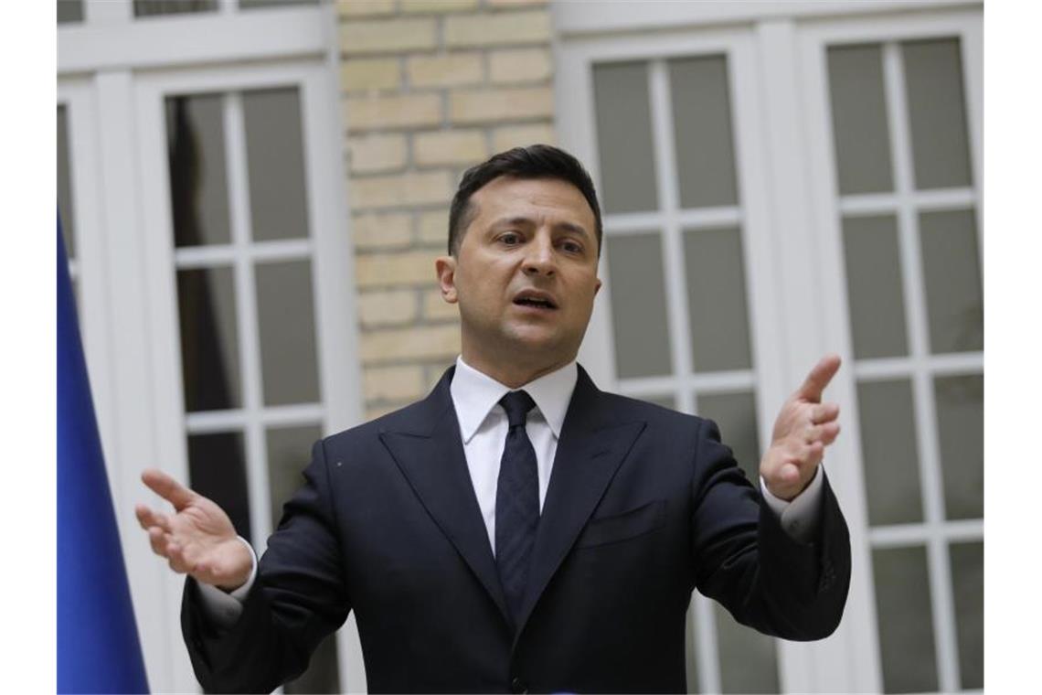 Moskau und Kiew weisen Diplomaten aus Wolodymyr Selenskyj, Präsident der Ukraine, gestikuliert während einer Pressekonferenz. Foto: Lewis Joly/AP/dpa/Archiv