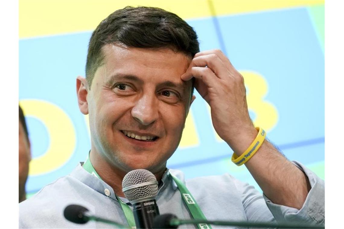 Ukraine: Prowestlicher Selenskyj gewinnt absolute Mehrheit Wolodymyr Selenskyj, Präsident der Ukraine, hat die Wahl mit seinen „Dienern des Volkes“ wohl gewonnen. Foto: Evgeniy Maloletka/AP