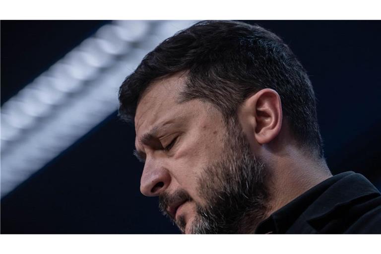 Wolodymyr Selenskyj, Präsident der Ukraine, spricht bei einer Pressekonferenz beim EU-Gipfel. Die Staats- und Regierungschefs der EU-Staaten beraten über die Maßnahmen zur Steigerung der Wettbewerbsfähigkeit der europäischen Wirtschaft, den nächsten langfristigen EU-Haushalt und den Stand bei den EU-Erweiterungsverhandlungen im Europagebäude. (zu dpa: «Politikwissenschaftler: «Dunkelster Moment» im Ukraine-Krieg»)