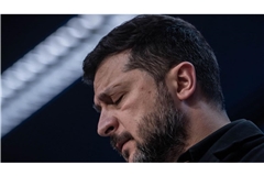 Wolodymyr Selenskyj, Präsident der Ukraine, spricht bei einer Pressekonferenz beim EU-Gipfel. Die Staats- und Regierungschefs der EU-Staaten beraten über die Maßnahmen zur Steigerung der Wettbewerbsfähigkeit der europäischen Wirtschaft, den nächsten langfristigen EU-Haushalt und den Stand bei den EU-Erweiterungsverhandlungen im Europagebäude. (zu dpa: «Politikwissenschaftler: «Dunkelster Moment» im Ukraine-Krieg»)