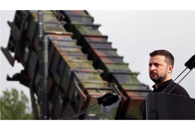 Wolodymyr Selenskyj, Präsident der Ukraine, steht bei seinem Besuch auf einem Truppenübungsplatz vor einem Flugabwehrraketensystem vom Typ «Patriot». (Archivbild)