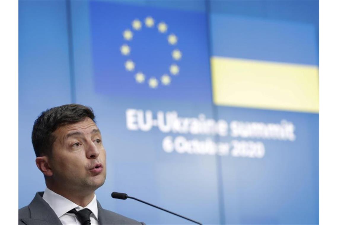 Ukraine setzt auf Verlängerung von Russland-Sanktionen Wolodymyr Selenskyj spricht während einer Online-Pressekonferenz nach dem EU-Ukraine-Gipfel im Europäischen Rat. Foto: Stephanie Lecocq/Pool EPA/AP/dpa