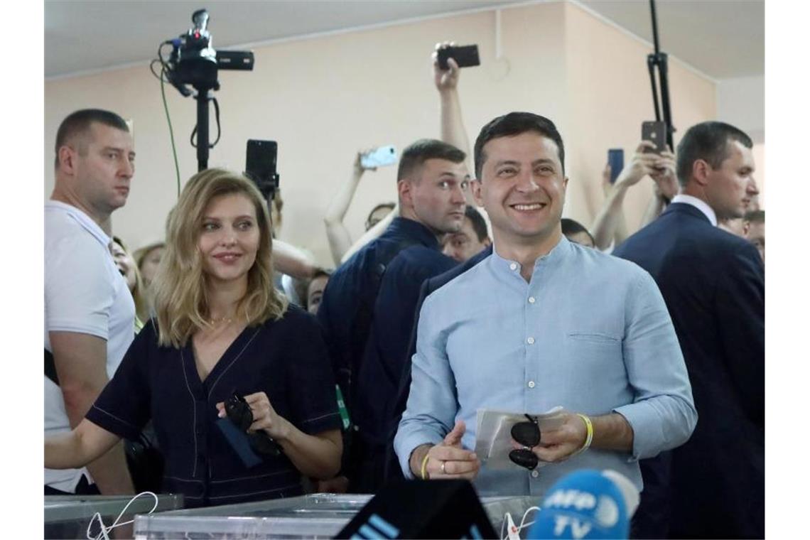 Ukraine: Prowestlicher Selenskyj gewinnt absolute Mehrheit Wolodymyr Selenskyj und seine Ehefrau Olena Selenskyj wählen in Kiew. Foto: Ukrinform