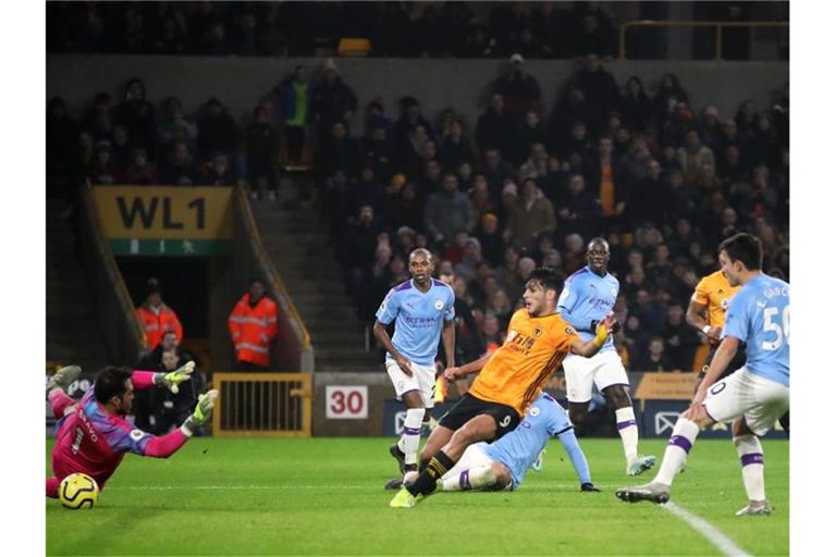 Wolverhamptons Raul Jimenez (3.l) erzielt das zweite Tor seiner Mannschaft. Foto: Nick Potts/PA Wire