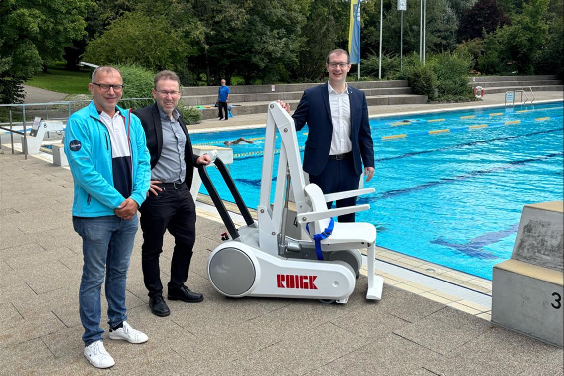 Mehr Barrierefreiheit im Freibad Wonnemars Center Manager Alexander Happold (von links), Martin Hinderer und OB Maximilian Friedrich als Vertreter der Stadt mit dem neuen Mobilitätslift. Foto: Wonnemar Backnang