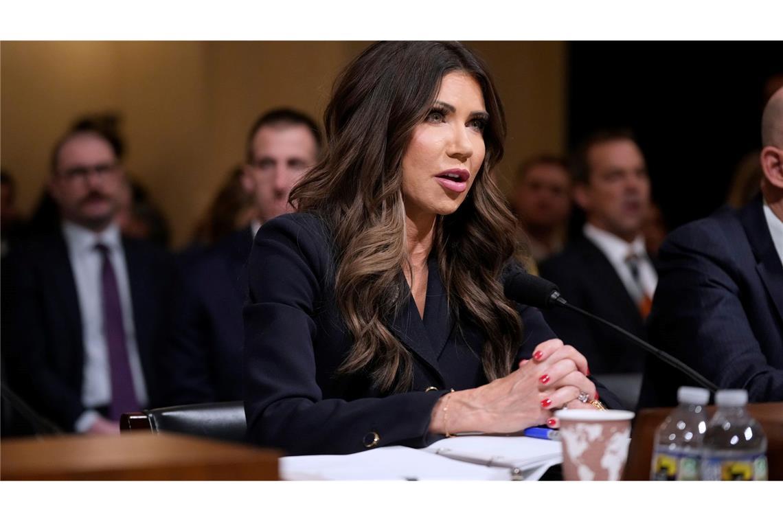 Worum geht es der US-Regierung bei Angriffen auf angebliche Drogenboote und der Beschlagnahmung von Öltankern in der Karibik wirklich? US-Heimatschutzministerin Kristi Noem lässt eine Antwort erkennen.