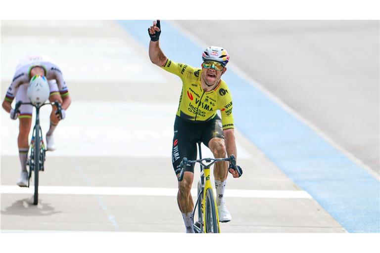 Wout van Aert jubelt, Tadej Pogacar (l) ist geschlagen.