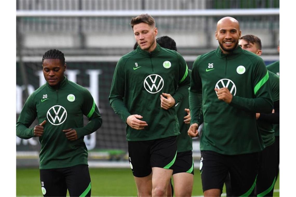 Wout Weghorst (2.v.l.) vom VfL Wolfsburg gibt gegen Salzburg sein Comeback nach einer zweiwöchigen Quarantäne. Foto: Swen Pförtner/dpa