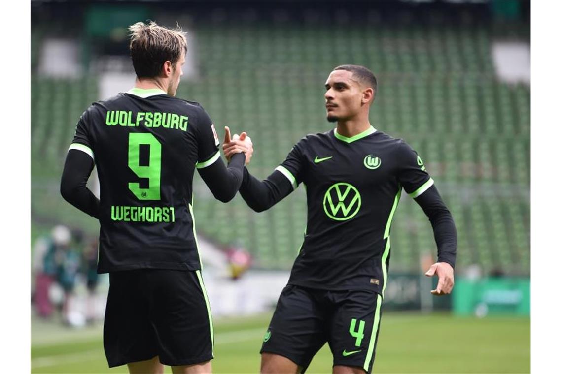 Wout Weghorst (l) sorgte beim Wolfsburger Auswärtssieg in Bremen für die Vorentscheidung. Foto: Carmen Jaspersen/dpa