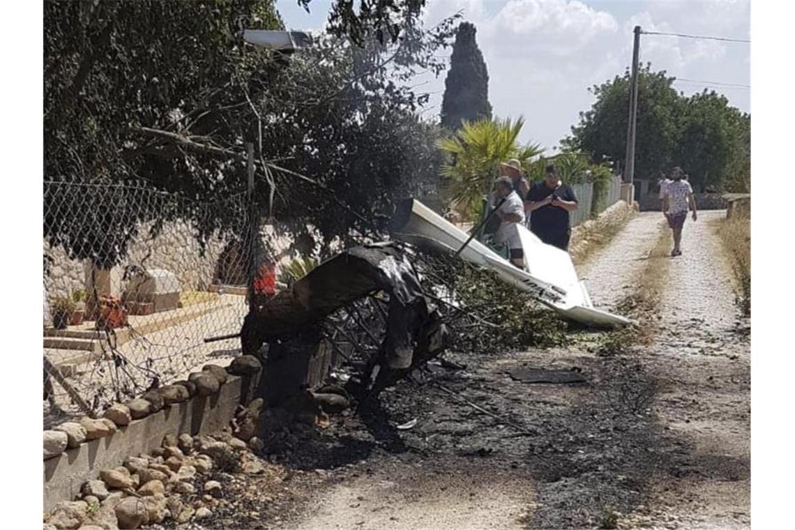 Horror-Crash von Flugzeug und Hubschrauber über Mallorca Wrackteile liegen nach dem Zusammenstoß auf einem Weg in Inca im Norden Mallorcas. Foto: Incendios f.Baleares/AP