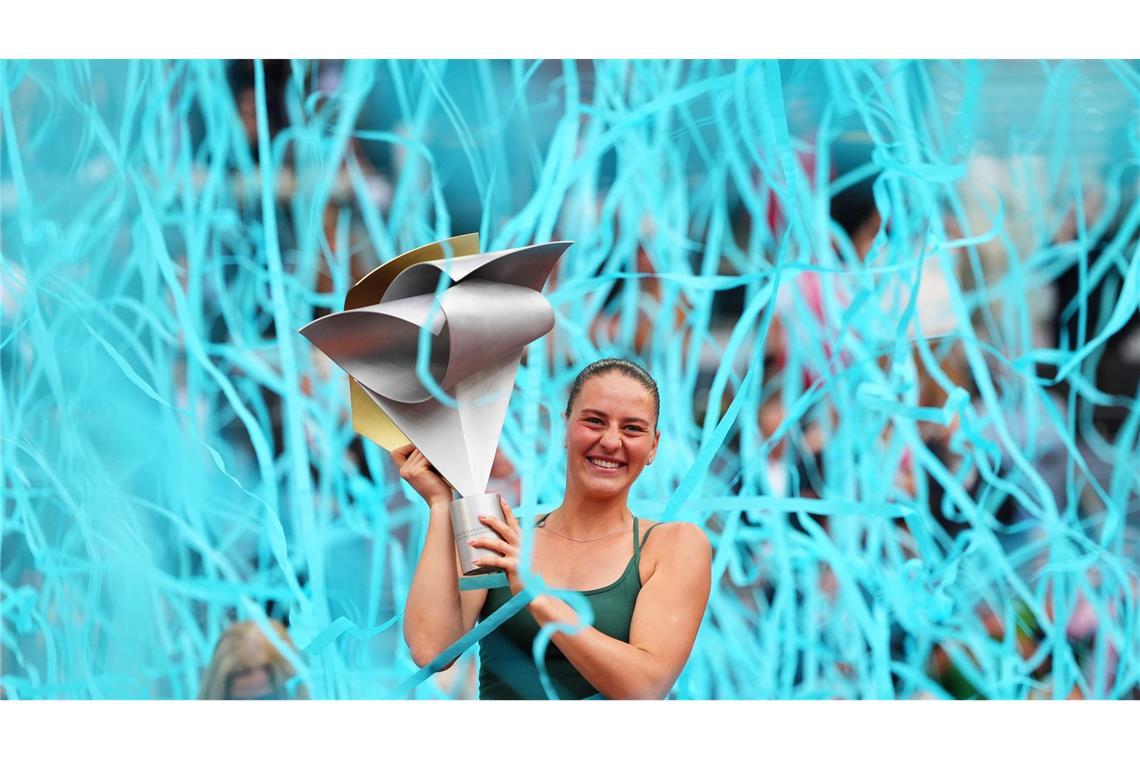 WTA-Sieg - Kostjuk mit Trophäe