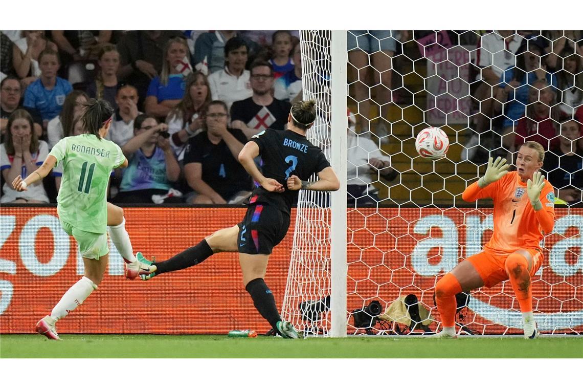 Nächster Krimi: England nach Sieg gegen Italien im EM-Finale Wuchtiger Schuss ins Glück: Barbara Bonansea trifft zum 1:0 für Italien.