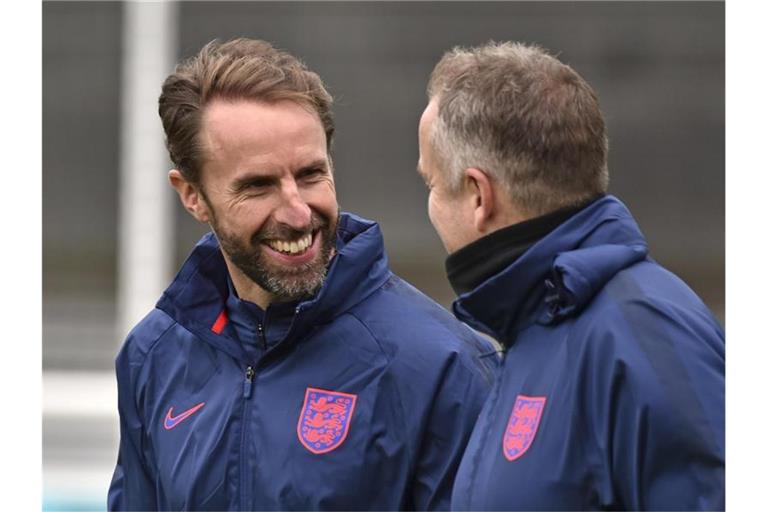 Würde den Engländern gern den langgehegten Traum vom Einzug ins EM-Finale erfüllen: Trainer Gareth Southgate (l). Foto: Rui Vieira/AP/dpa