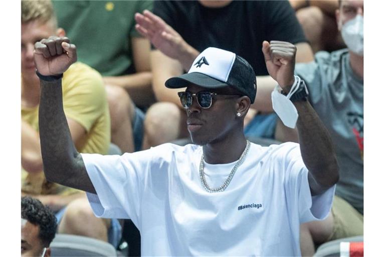 Würde gern mit dem DBB-Team zu den Olympischen Spielen reisen: Dennis Schröder. Foto: Tilo Wiedensohler/dpa