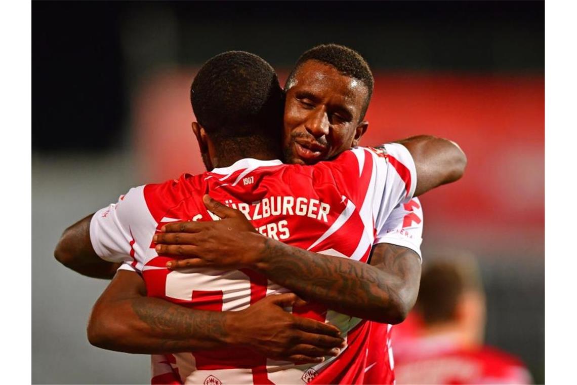 Würzburgs Ridge Munsy (l) und Douglas Franco Teixeira bejubeln das Tor zum 2:1 gegen Fortuna Düsseldorf. Foto: A999 Matthias Merz/dpa