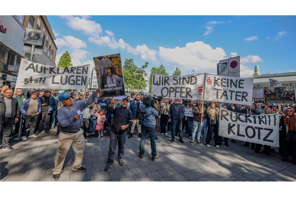 Wütender Protest von Sparkassenkunden Anfang Mai. Jetzt beginnt die juristische Aufarbeitung des Millionen-Einbruchs. (Archivfoto)